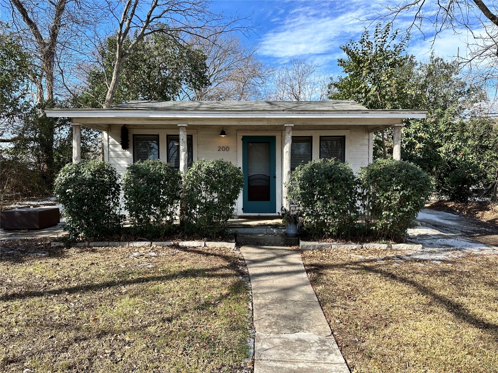 Cute cottage at the corner of East and Cedar - large corner lot