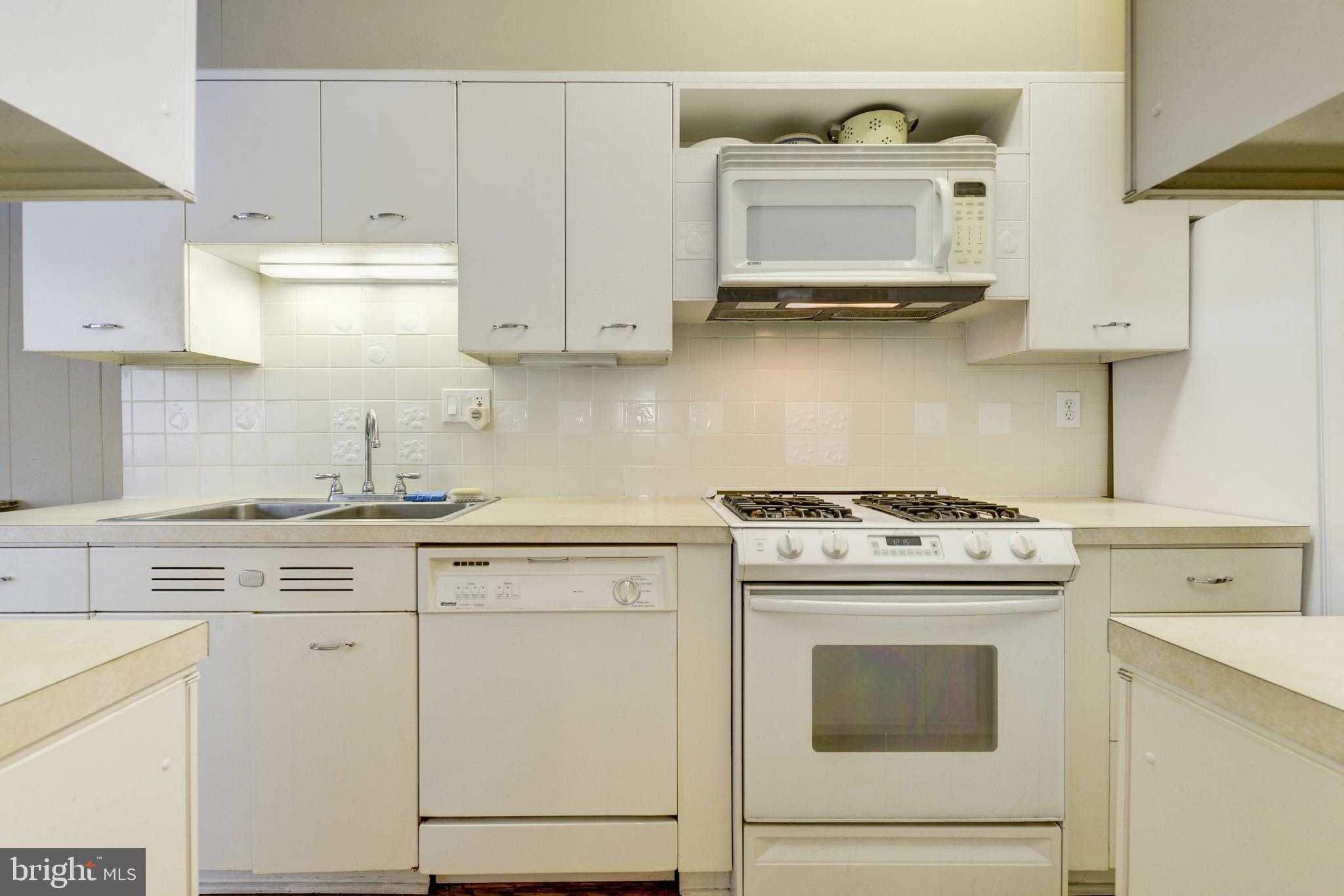 2204 Tunlaw Road Northwest Washington, DC 20007 - Photo 15 of 38 Kitchen