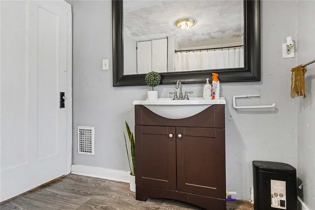 539 Lake View Park Rochester, NY 14613 - Photo 17 of 29