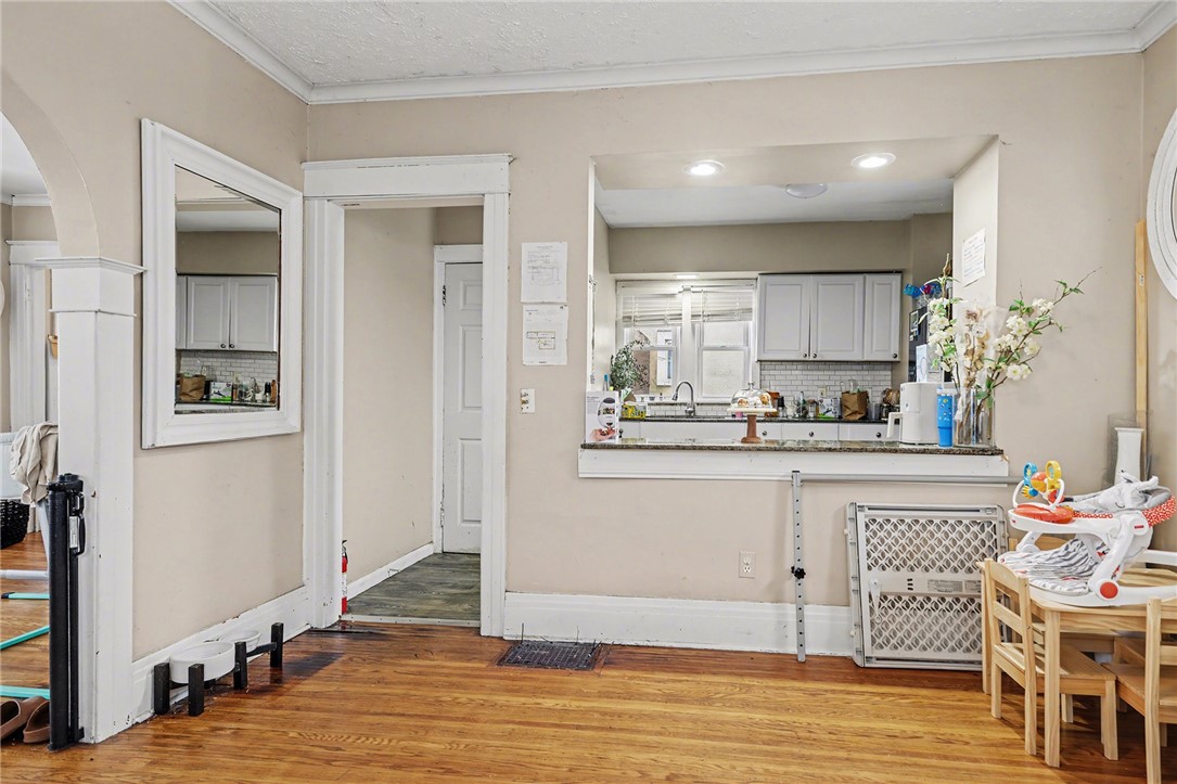 539 Lake View Park Rochester, NY 14613 - Photo 4 of 29