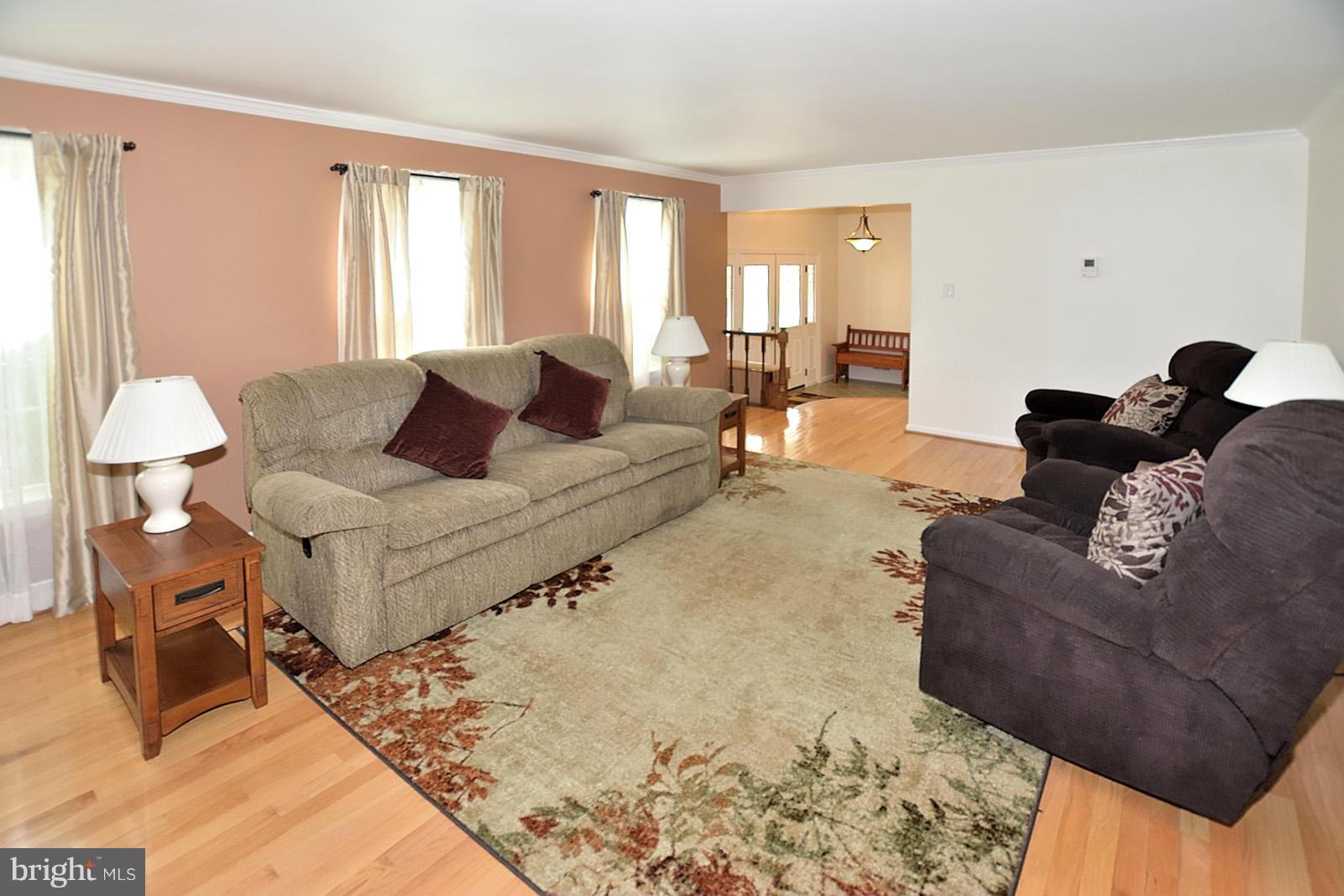 7790 Turlock Road Springfield, VA 22153 - Photo 3 of 30 Living Room
