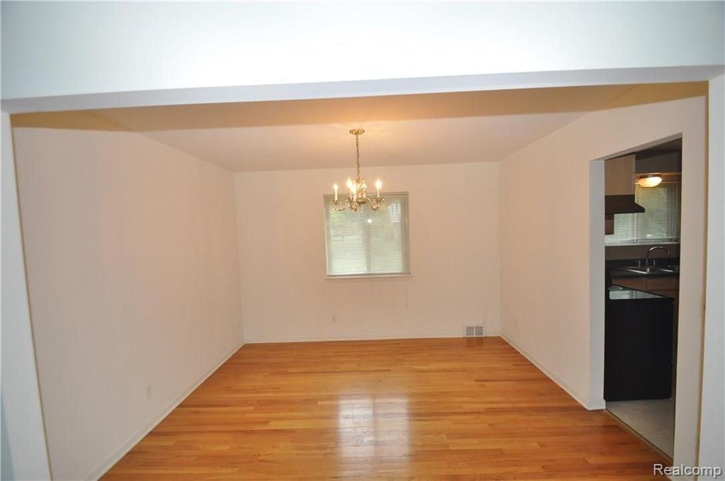 29511 Fox Grove Road Farmington Hills, MI 48334 - Photo 3 of 18