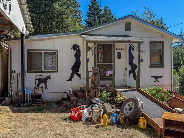 a view of a house with yard and furniture