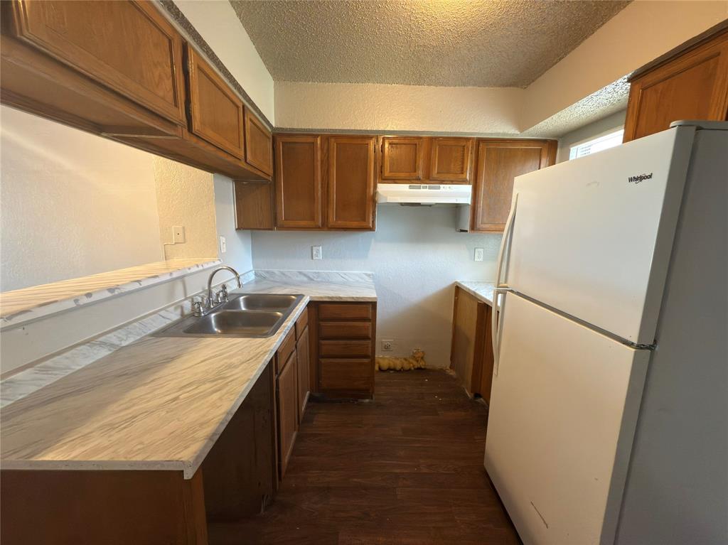 2250 Aspen Drive Dallas, TX 75227 - Photo 6 of 22 a kitchen with a refrigerator a sink and a stove
