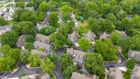 $895,000 | 7853 Howe Circle, Prairie Village, KS 66208