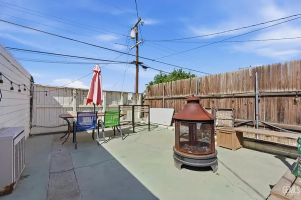 a view of a back yard of the house