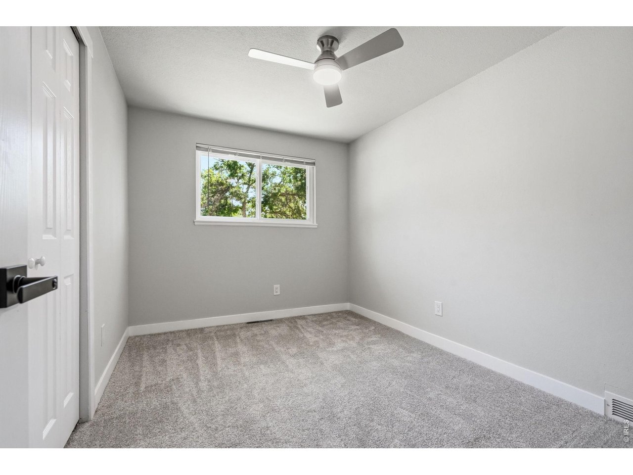 1035 6th Street Berthoud, CO 80513 - Photo 19 of 37 en empty room with windows and ceiling fan