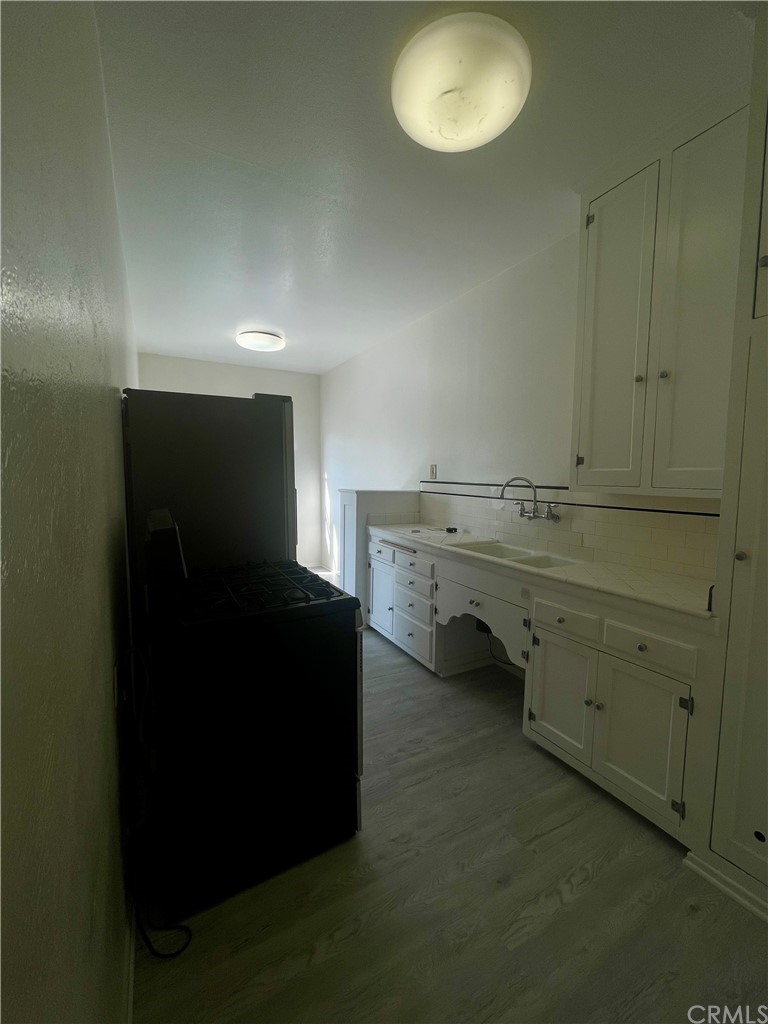 2802 Ocean Drive Manhattan Beach, CA 90266 - Photo 13 of 22 a utility room with cabinets