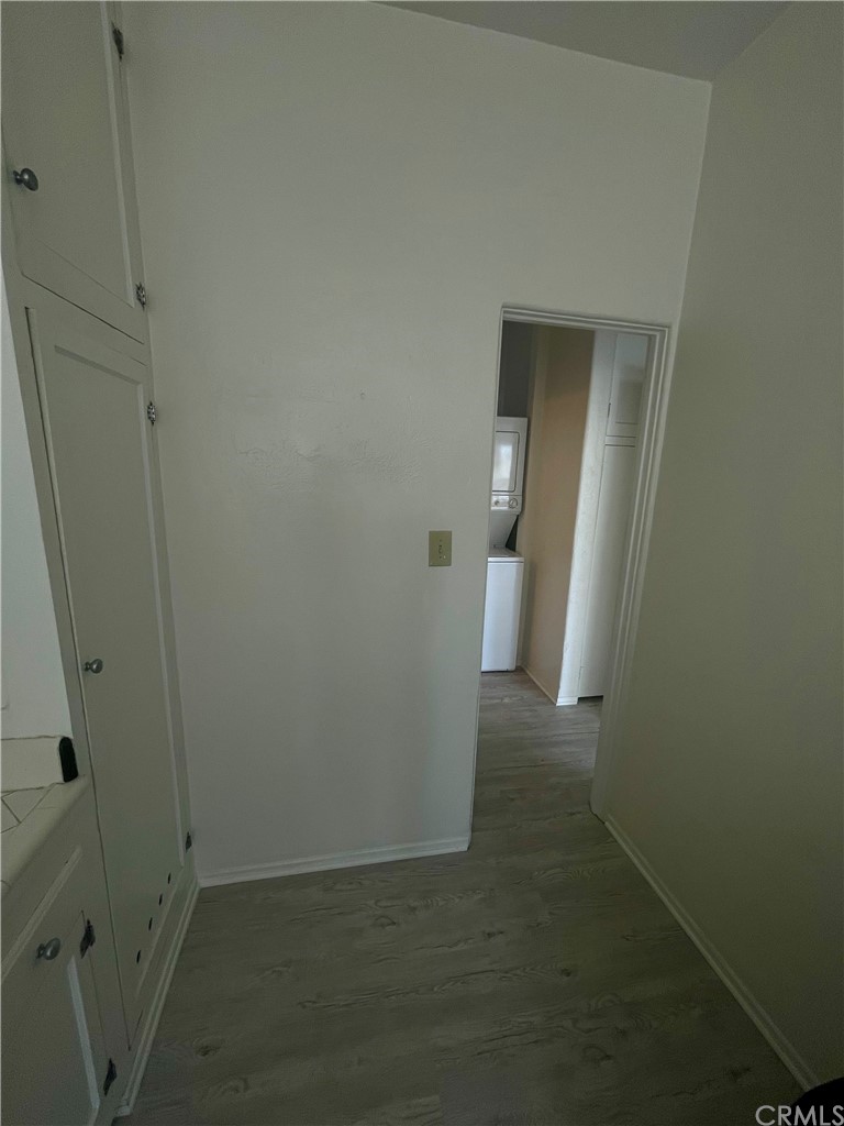2802 Ocean Drive Manhattan Beach, CA 90266 - Photo 14 of 22 an empty room with a mirror