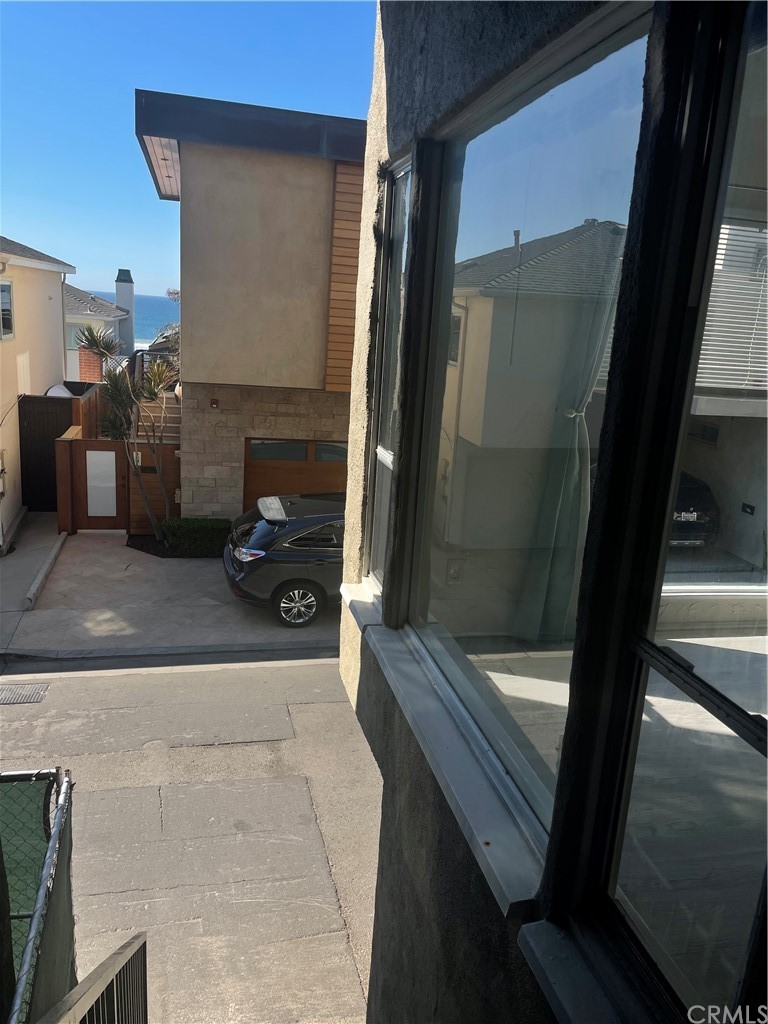 2802 Ocean Drive Manhattan Beach, CA 90266 - Photo 2 of 22 a hallway with a couch