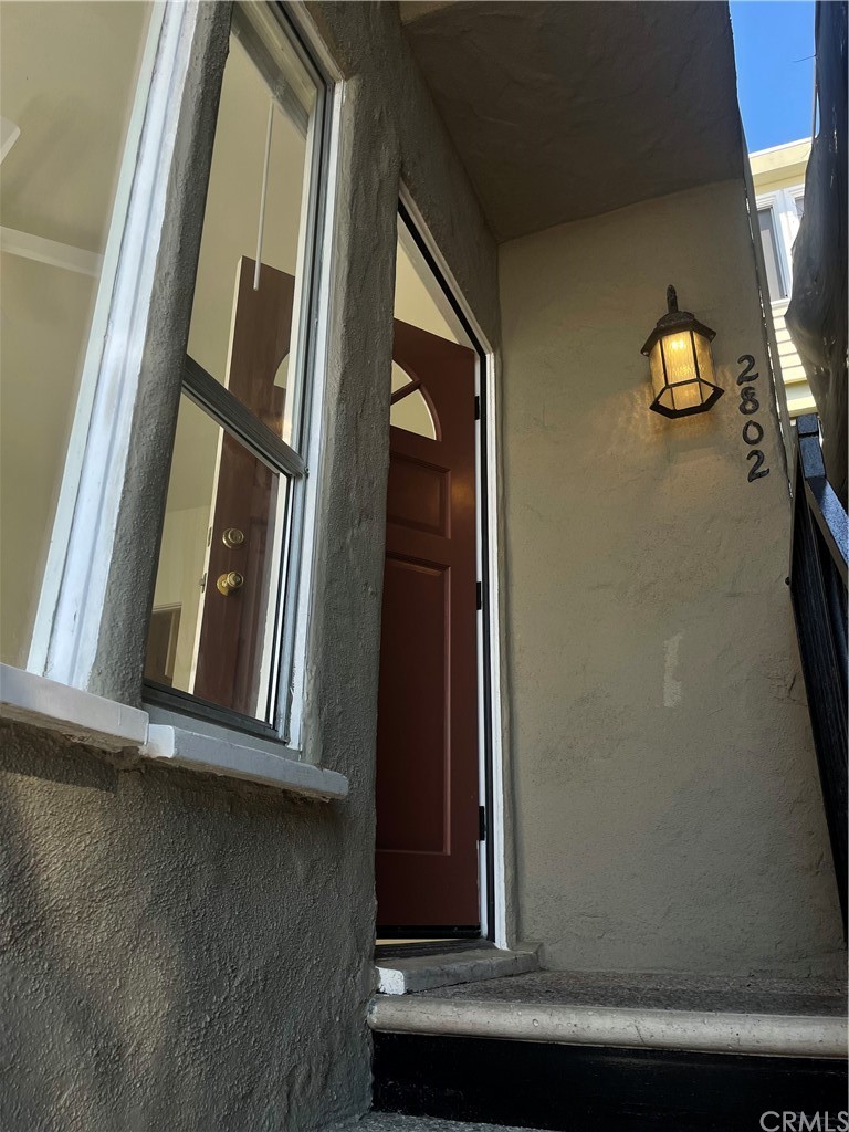 2802 Ocean Drive Manhattan Beach, CA 90266 - Photo 3 of 22 a view of a mirror of a house