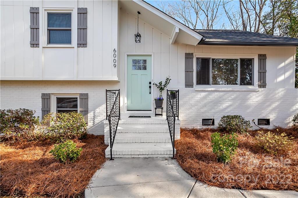 6009 Pepperhill Road Charlotte, NC 28212 - Photo 2 of 17 a front view of a house with a garden