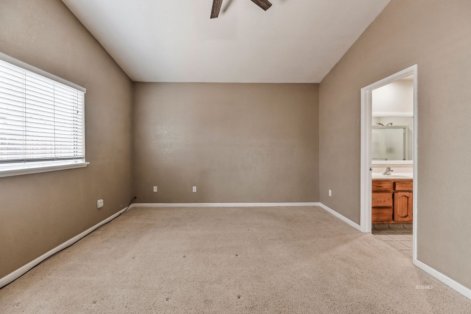 633 East Church Avenue Ridgecrest, CA 93555 - Photo 19 of 27 an empty room with windows and closet