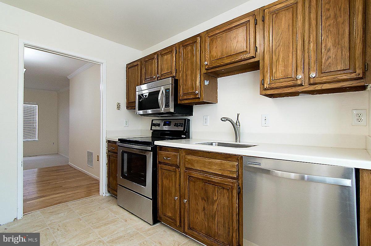 2486 Ridgehampton Court Reston, VA 20191 - Photo 8 of 27 Kitchen