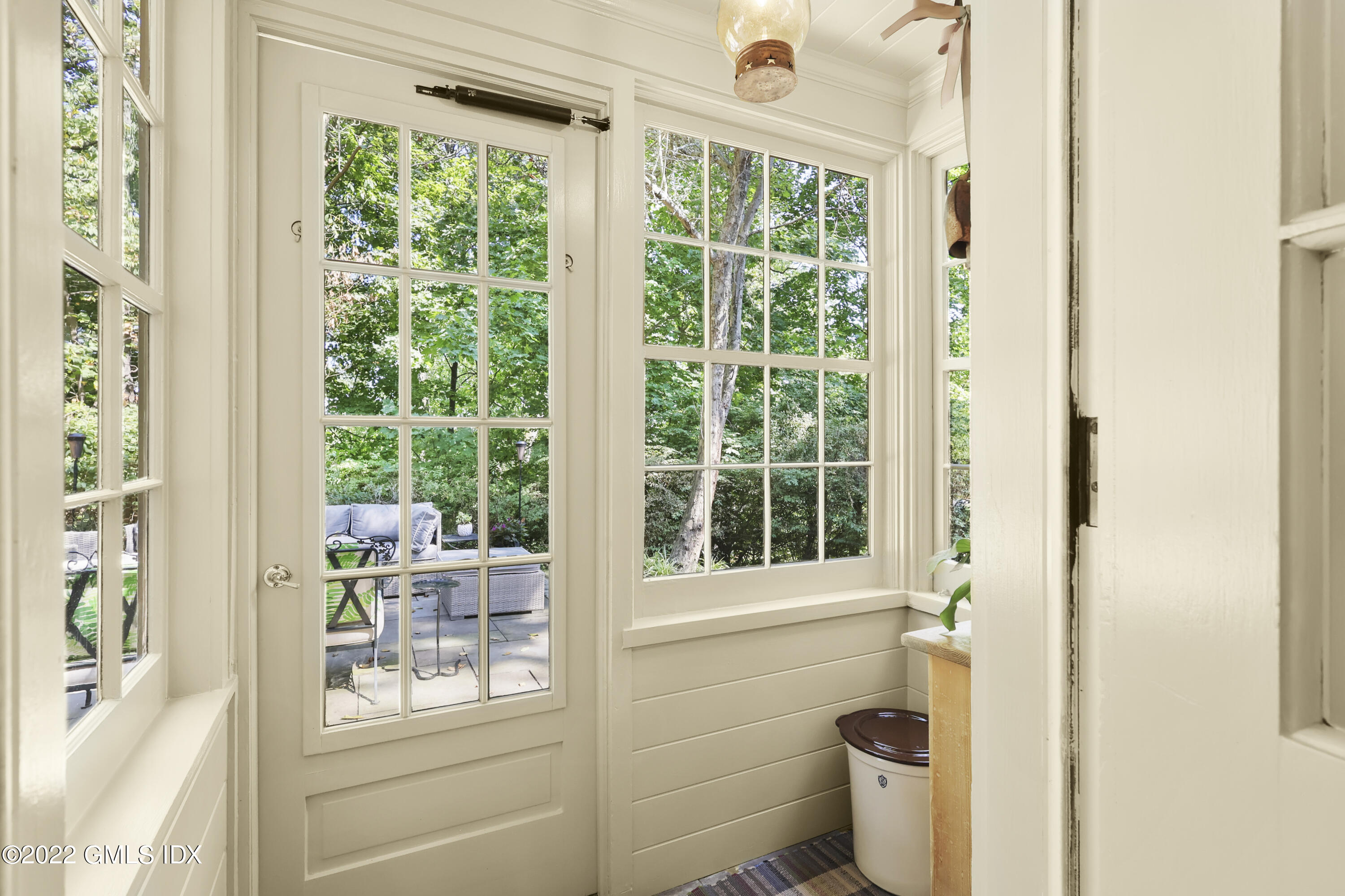 141 Hendrie Avenue Riverside, CT 06878 - Photo 13 of 34 a bathroom with a toilet sink and next to a window