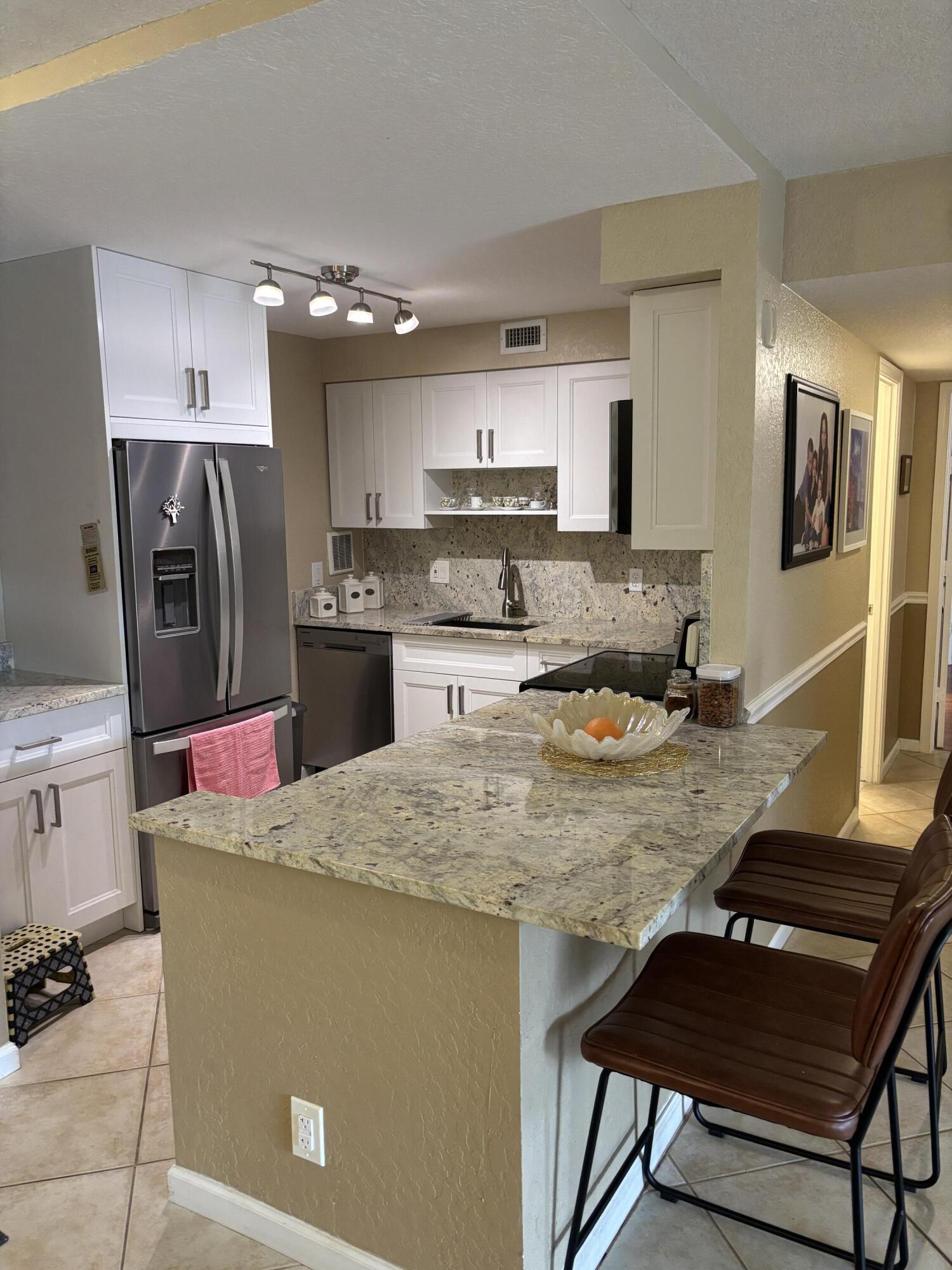 1000 Spanish River Road, Unit 3C Boca Raton, FL 33432 - Photo 2 of 21 BEAUTIFUL KITCHEN