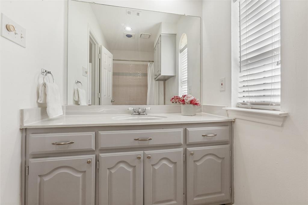 703 Rams Court Richardson, TX 75081 - Photo 13 of 23 Downstairs Full Bathroom w/bathtub.