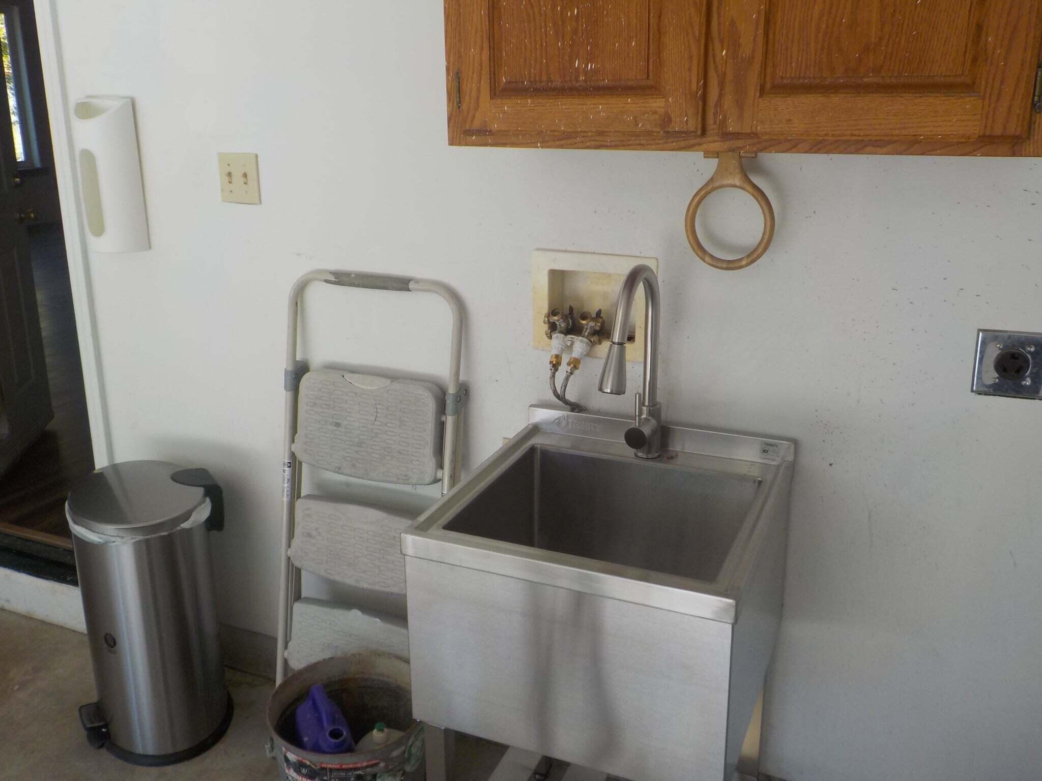 355 Bond Road Shady Cove, OR 97539 - Photo 20 of 29 Garage Sink