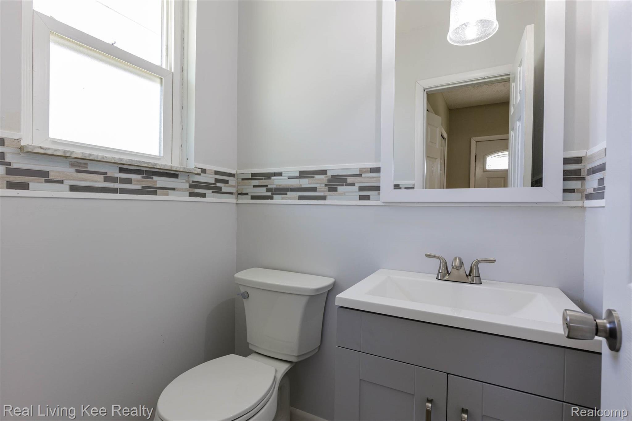 2630 Emmons Avenue Rochester, MI 48307 - Photo 11 of 17 2630 Emmons Ave-20.jpg