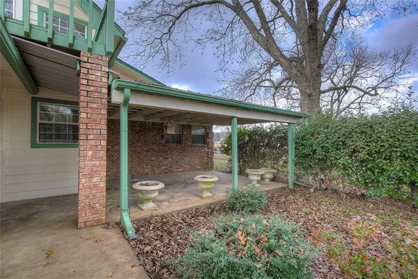 a view of a entrance gate of the house