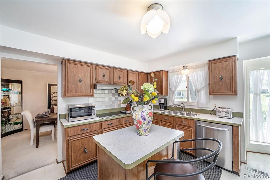 35955 Charter Crest Road Farmington Hills, MI 48335 - Photo 6 of 44