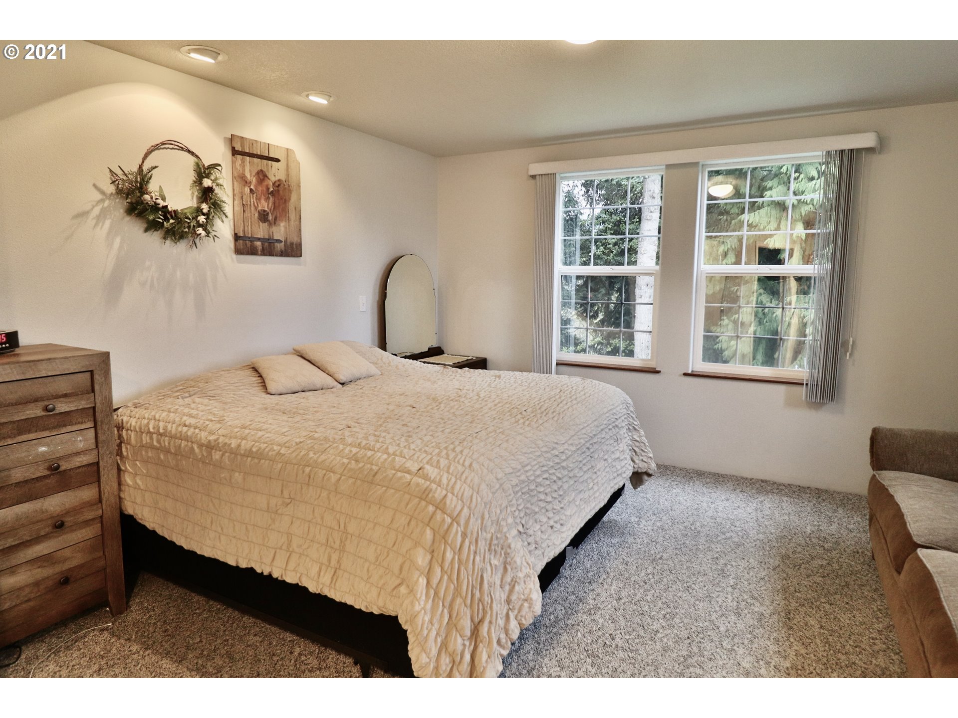 204 Wohl Road Longview, WA 98632 - Photo 11 of 31 a bedroom with a bed and a painting on the wall