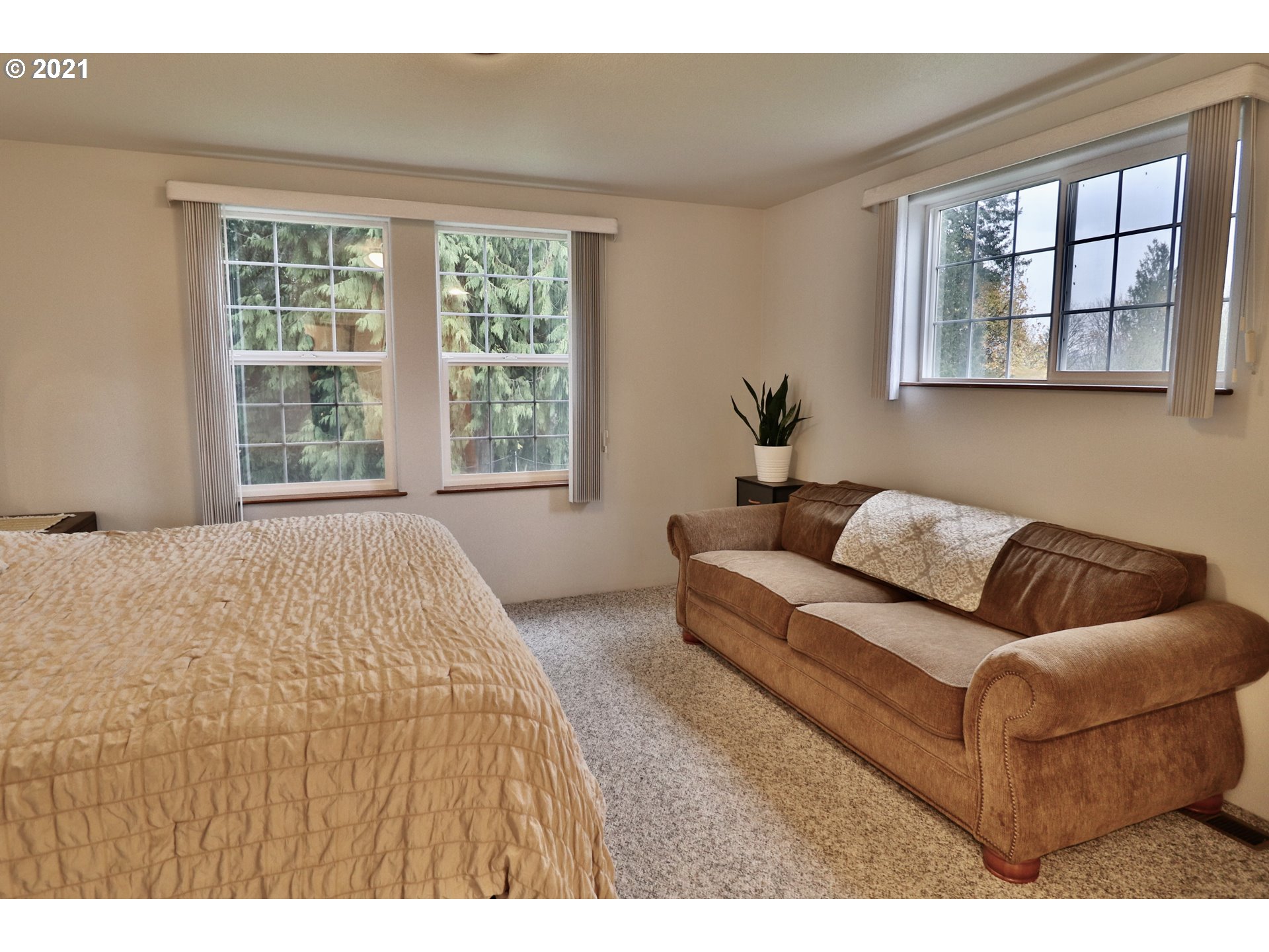 204 Wohl Road Longview, WA 98632 - Photo 12 of 31 a living room with furniture and a window
