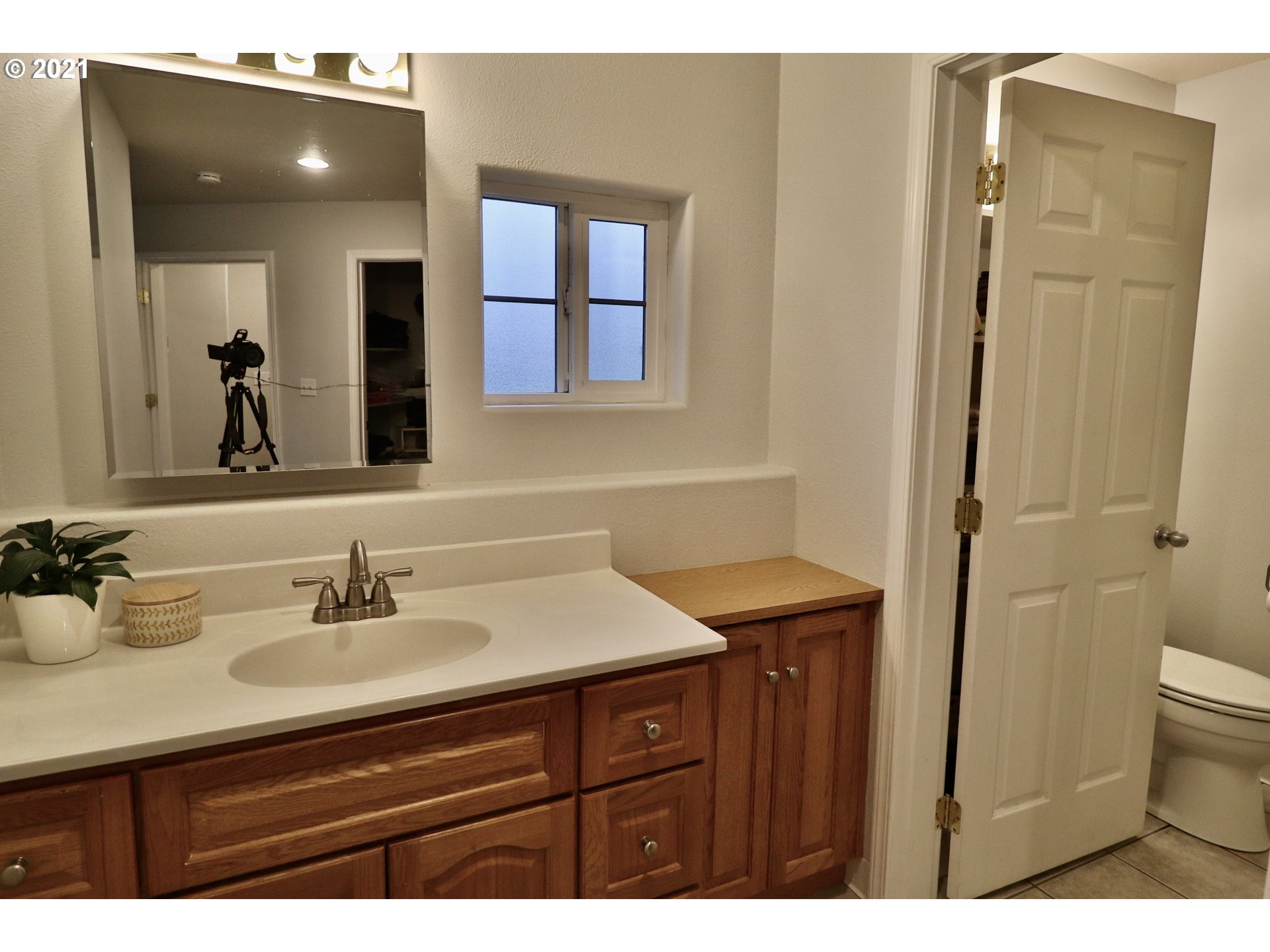 204 Wohl Road Longview, WA 98632 - Photo 13 of 31 a bathroom with a sink a toilet and a mirror
