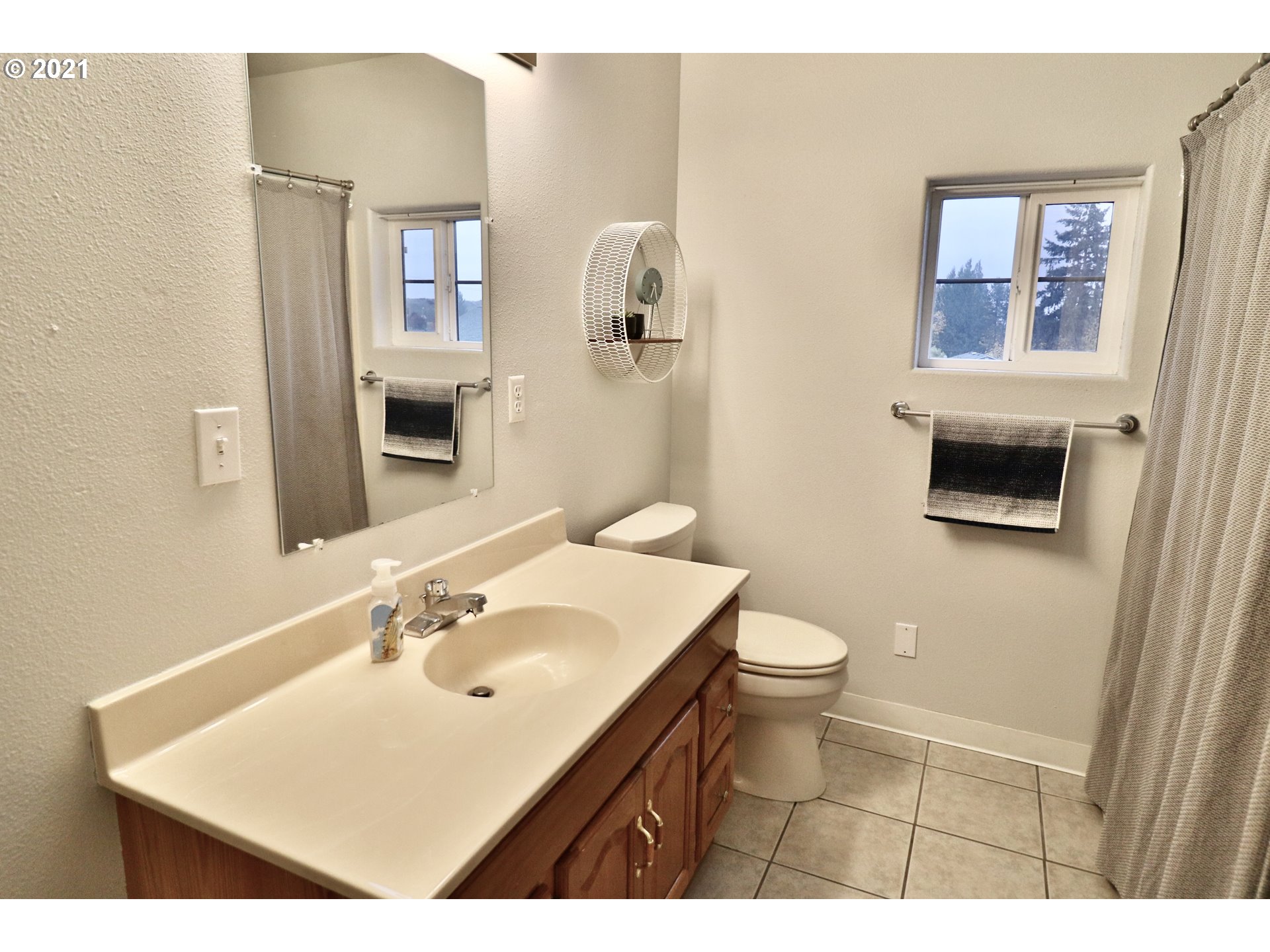 204 Wohl Road Longview, WA 98632 - Photo 14 of 31 a bathroom with a sink a toilet and mirror