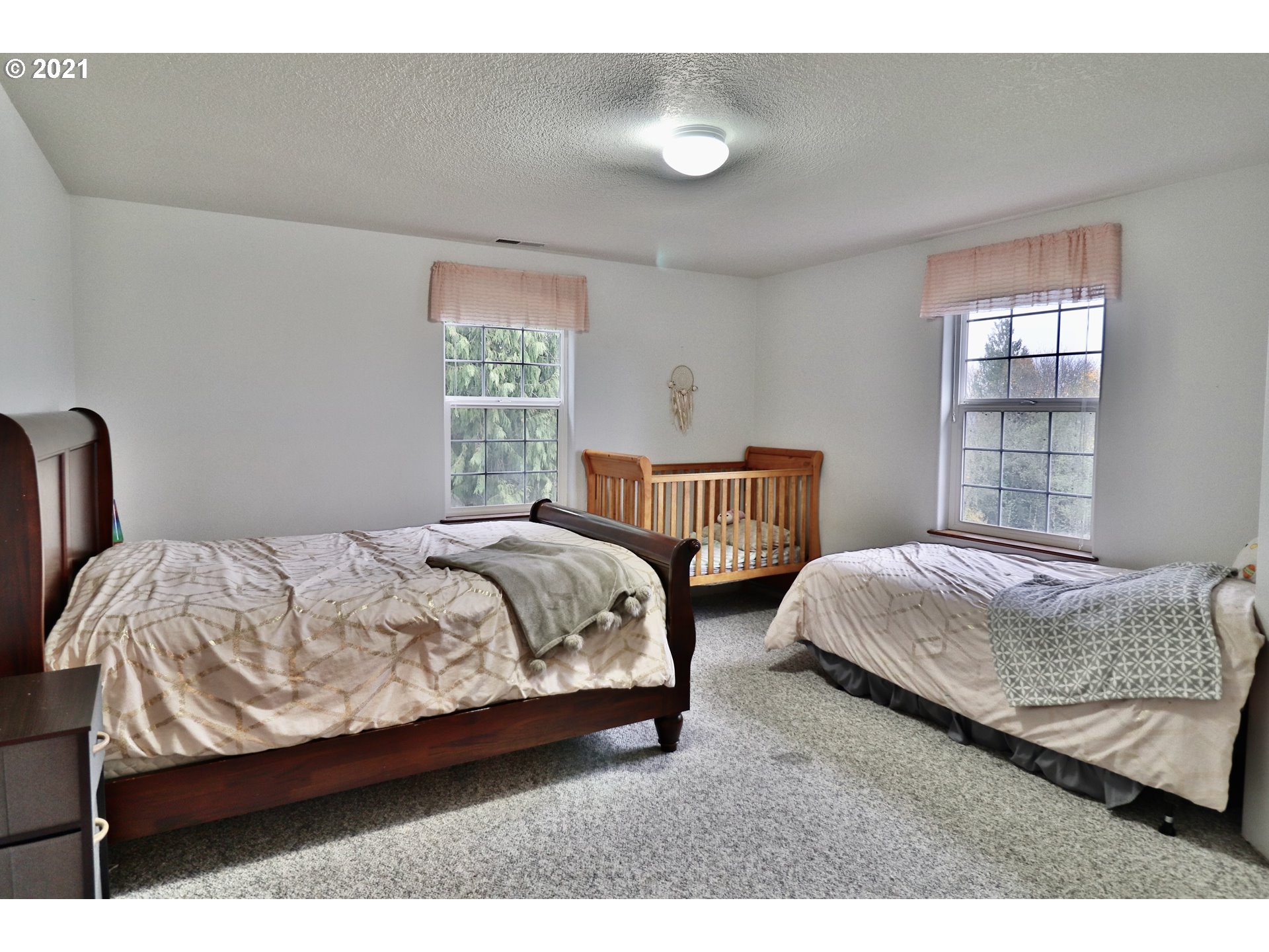 204 Wohl Road Longview, WA 98632 - Photo 15 of 31 a bedroom with a bed and window