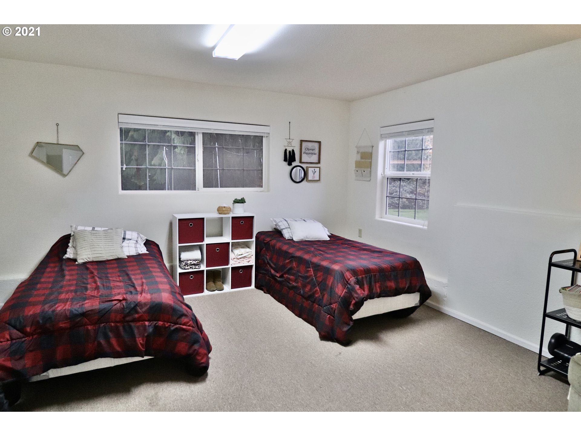 204 Wohl Road Longview, WA 98632 - Photo 17 of 31 a bedroom with two beds and a window
