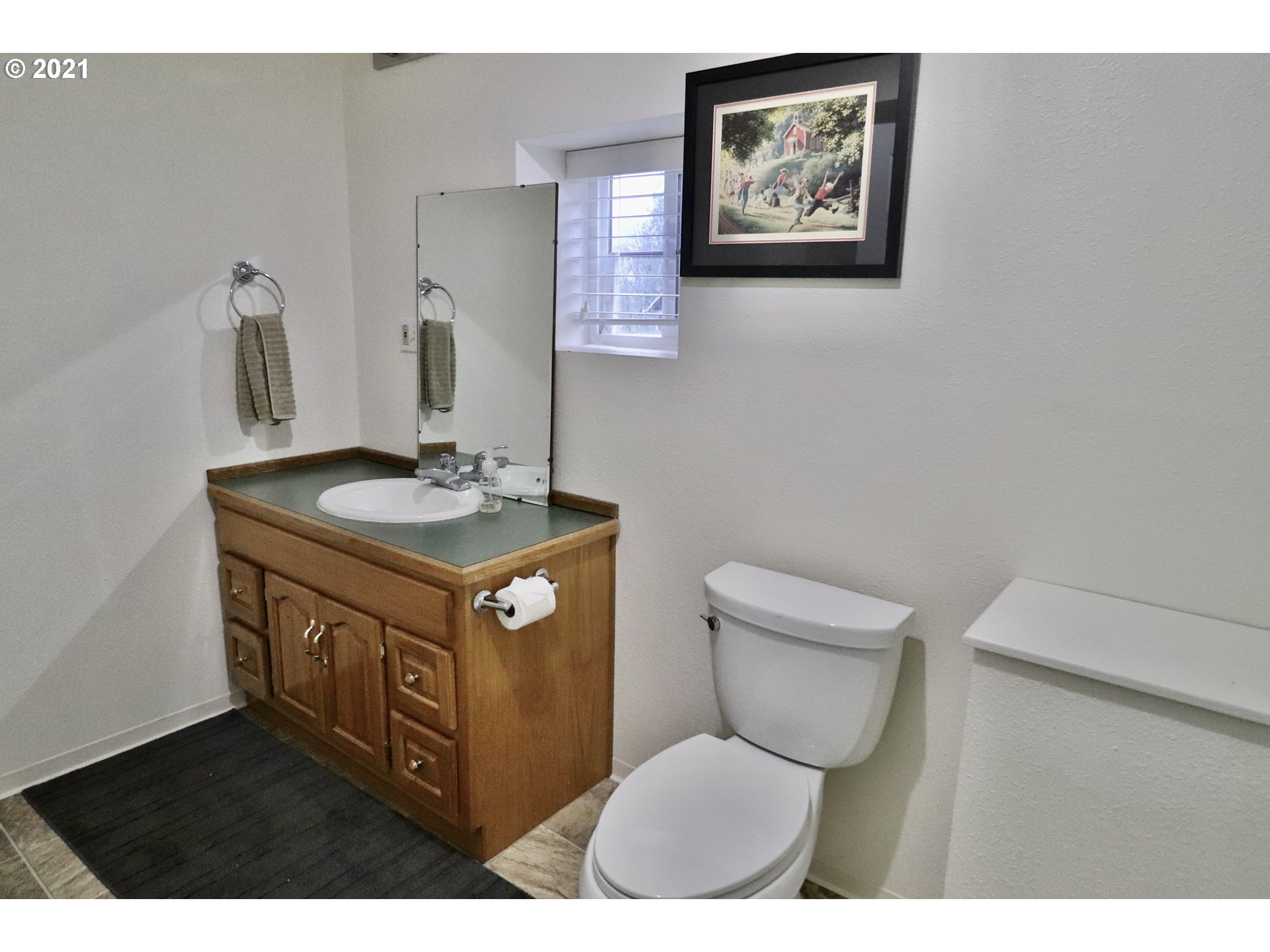 204 Wohl Road Longview, WA 98632 - Photo 18 of 31 a bathroom with a toilet a sink and a mirror