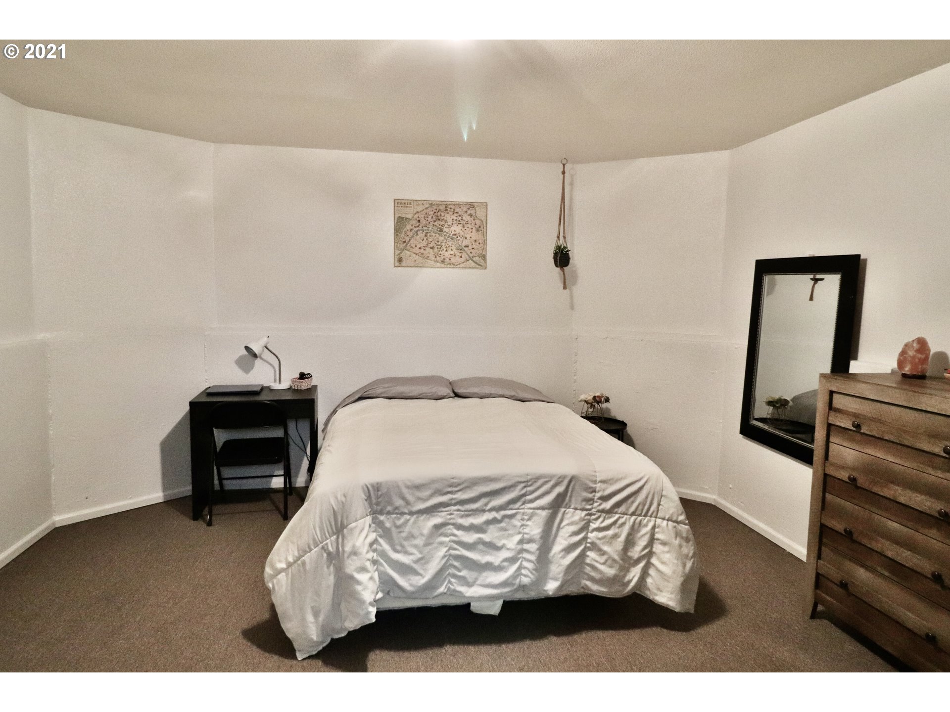 204 Wohl Road Longview, WA 98632 - Photo 20 of 31 a bedroom with a bed and a table in it