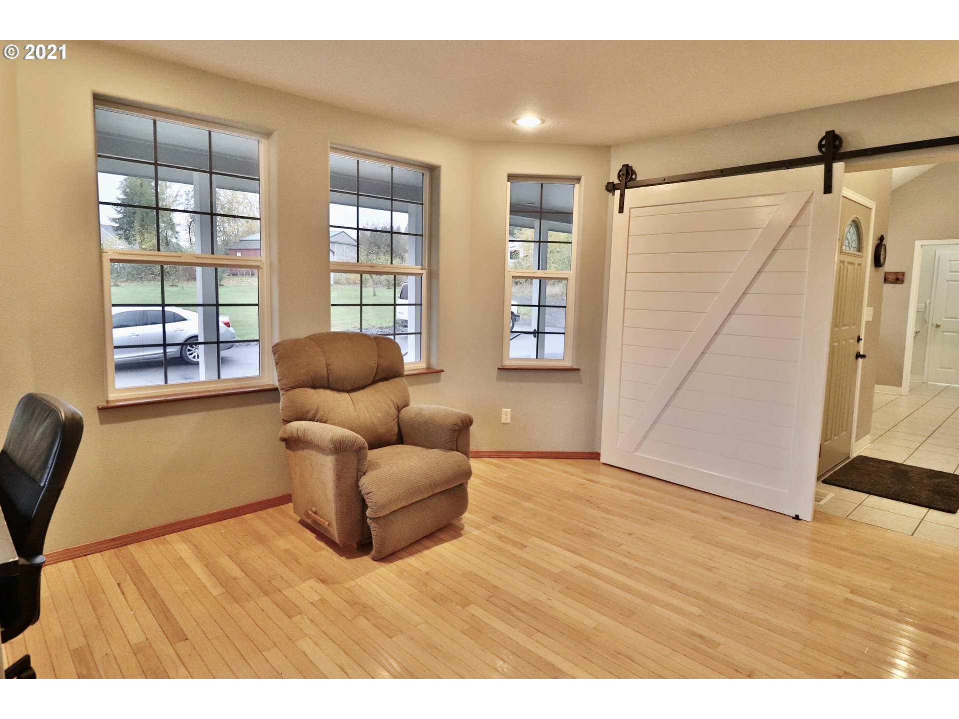 204 Wohl Road Longview, WA 98632 - Photo 6 of 31 a living room with furniture and a window