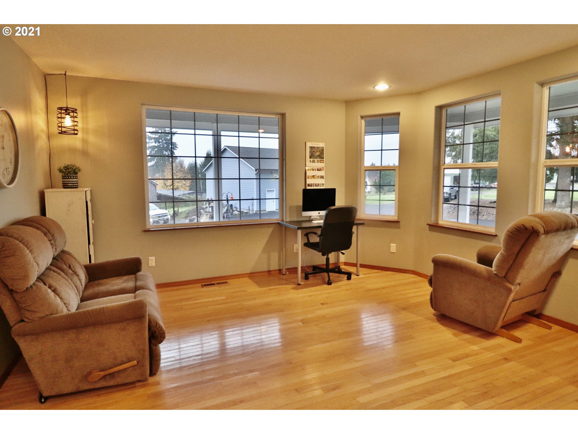 204 Wohl Road Longview, WA 98632 - Photo 7 of 31 a living room with furniture and a window