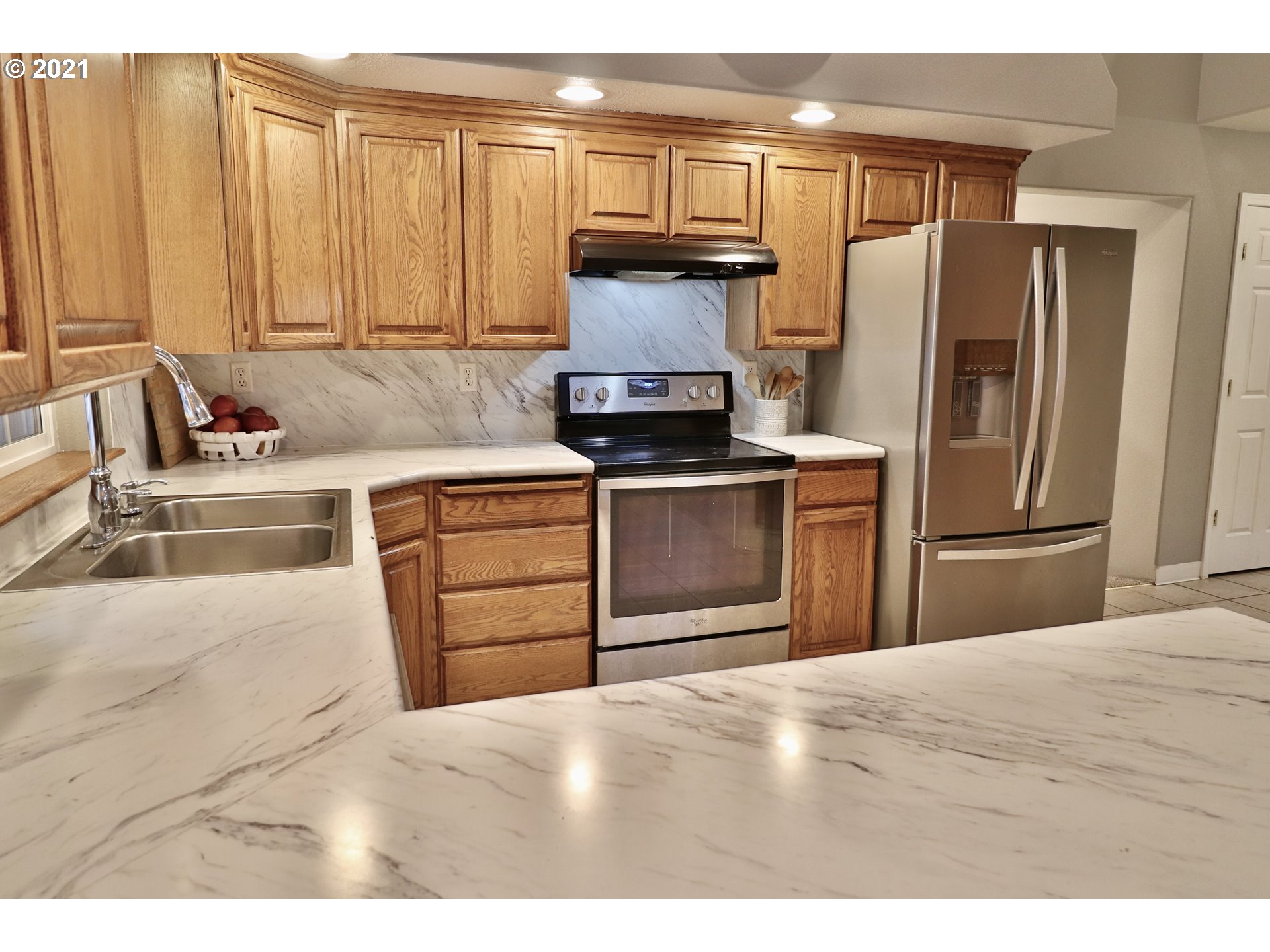 204 Wohl Road Longview, WA 98632 - Photo 10 of 31 a kitchen with stainless steel appliances granite countertop a refrigerator a stove and a sink with cabinets