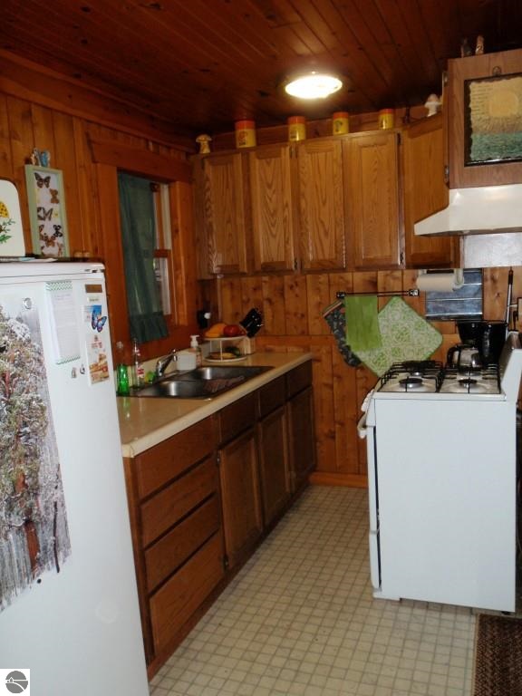 237-239 High Lake Road Traverse City, MI 49696 - Photo 9 of 29 1789186-8.JPG