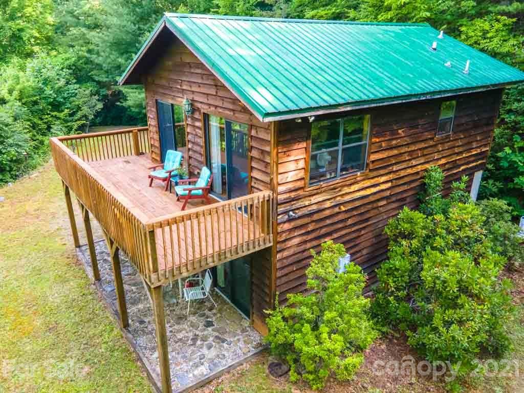 195 Mopey Maple Road Waynesville, NC 28785 - Photo 4 of 23 a front view of a house with balcony and garden