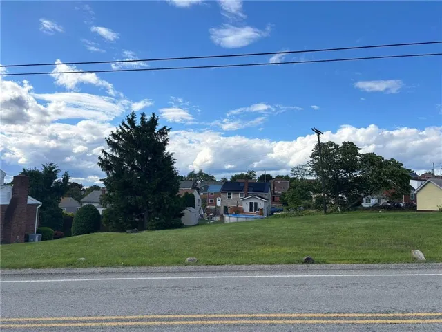 a view of a yard in front of a house