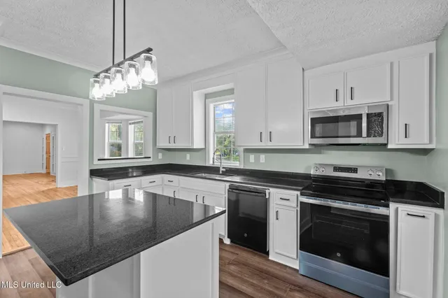 $299,000 | 4098 Pine Hill Drive, Jackson, MS 39206