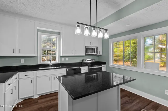 $299,000 | 4098 Pine Hill Drive, Jackson, MS 39206