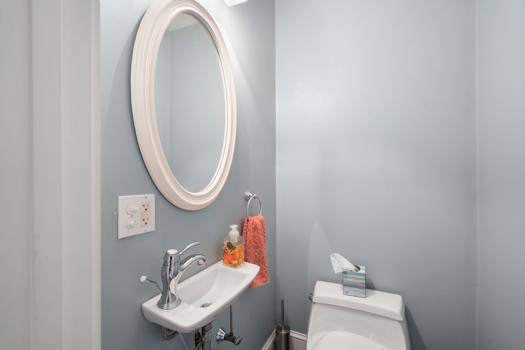 10 Barclay Road Boston, MA 02132 - Photo 16 of 39 Gallery Image 16
