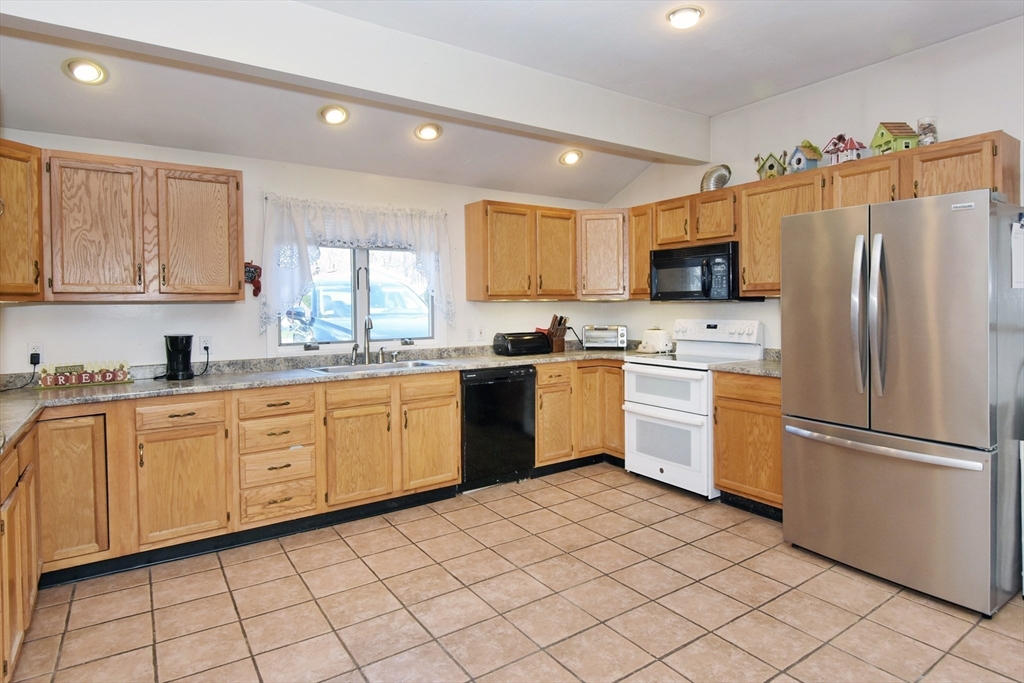 14 Warren Road Auburn, MA 01501 - Photo 4 of 34 Gallery Image 4
