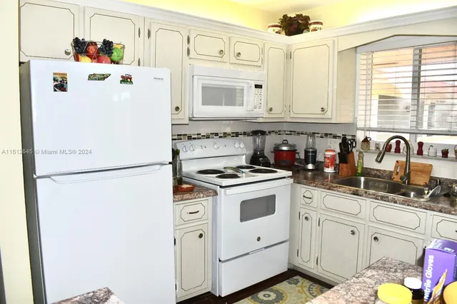 $165,000 | 5300 Washington Street, Unit D309, Hollywood, FL 33021