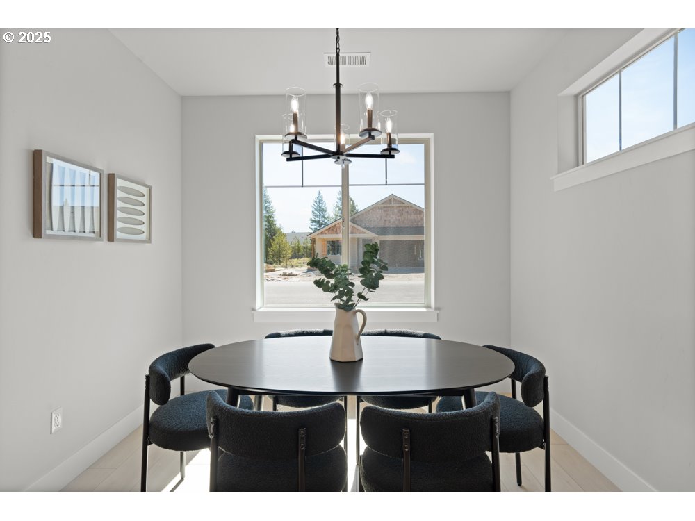 2469 North Villa Road Newberg, OR 97132 - Photo 4 of 7 a dining room with furniture and window