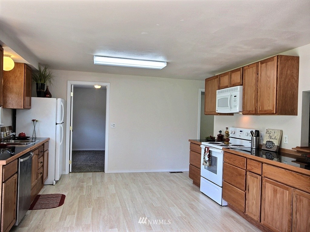 13645 144th Avenue Southeast Renton, WA 98059 - Photo 5 of 24