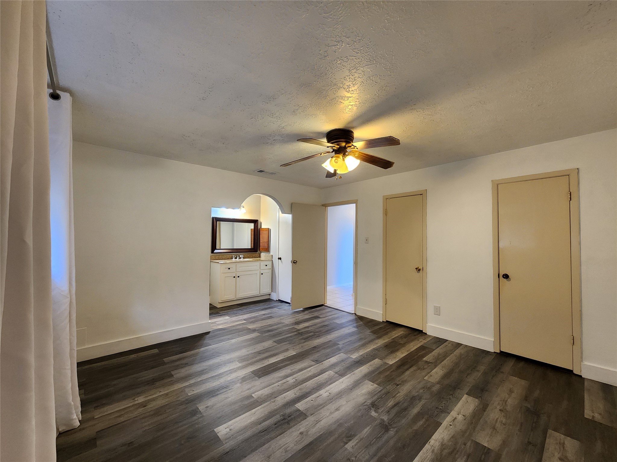 8327 Bird Run Drive Houston, TX 77489 - Photo 14 of 18 a view of a livingroom with a chandelier fan