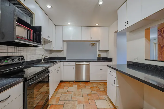 $196,000 | 2650 Brookwood Way Drive, Unit 313, Rolling Meadows, IL 60008