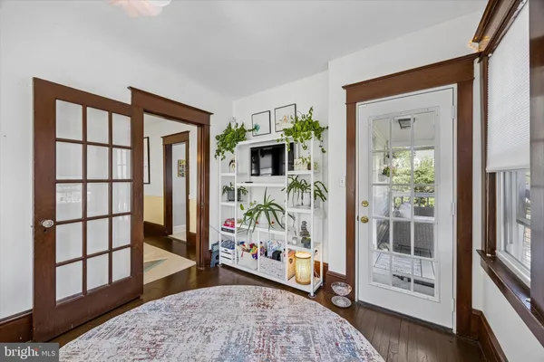 a view of livingroom with furniture