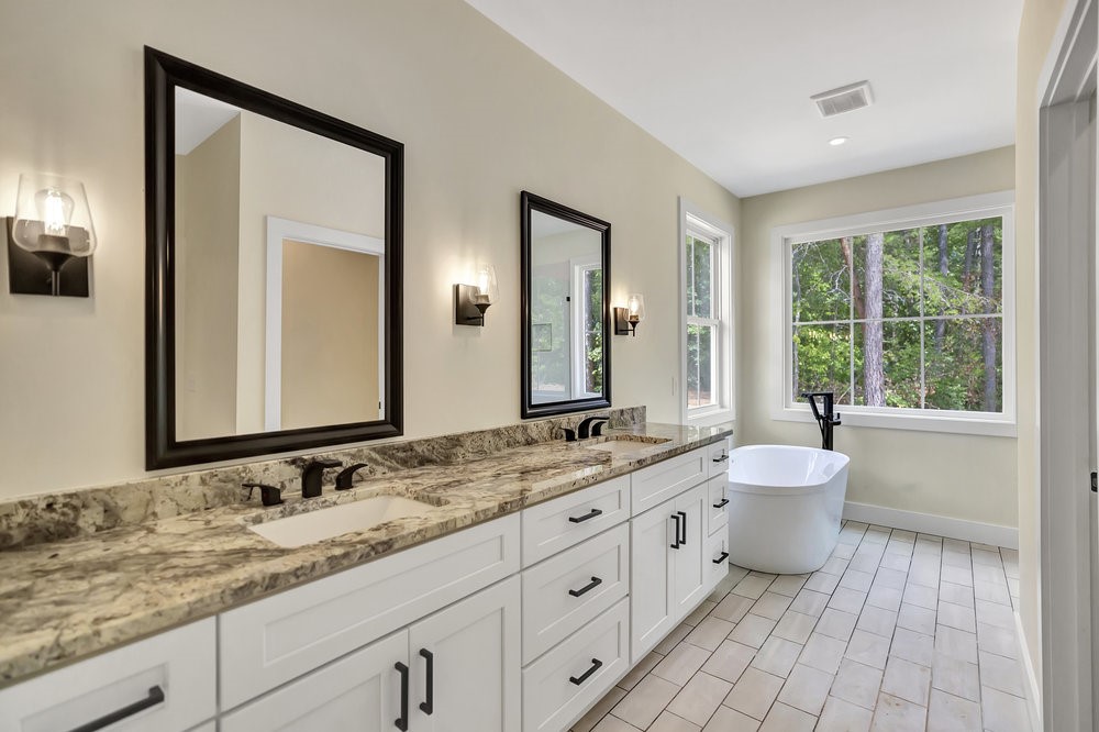 909 Falling Waters Lane Seneca, SC 29672 - Photo 29 of 50 Master Bath